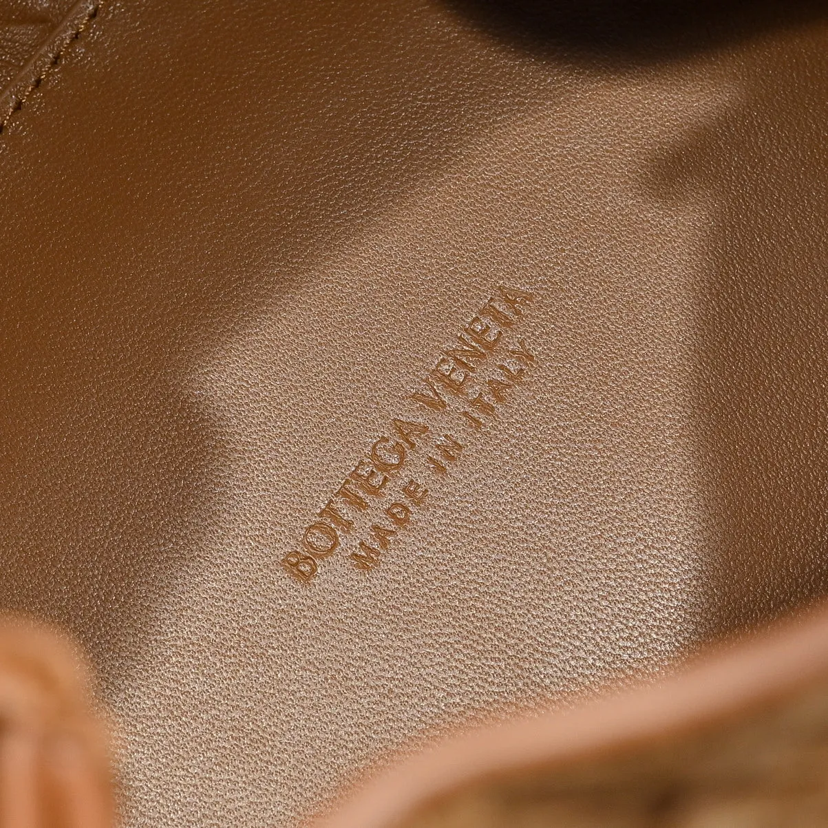 Batch 2060 BOTTEGA VENETA2025 new autumn medium suede parachuta has a unique appearance with the iconic metal knot, and a whole piece of leather folds the four corners into a parachute shape! The exquisite Knot metal buckle is like putting jewelry on a bag. It is high-end and elegant. Its super capacity can hold all your things! The overall effect of this bag is very different from before. It is neither too delicate to provide a large capacity nor too bulky because of its practicality. It simply provides a perfectly suitable bag for casual and simple people👜 Style number: 5921 Size: 29.5*18.5*17.5cm